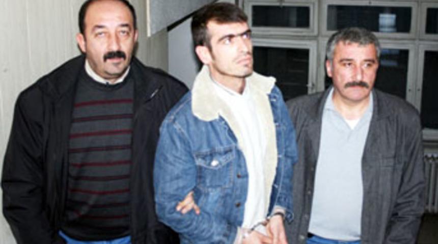 Aldatıldığından ş&uuml;phelenen koca karısını delik deşik etti