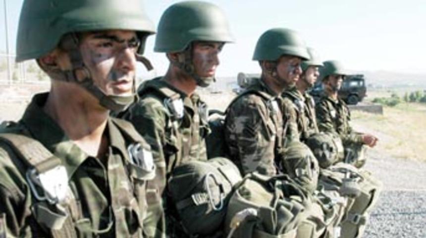 'T&uuml;rkiye'nin sınırda 200 bin askeri var'