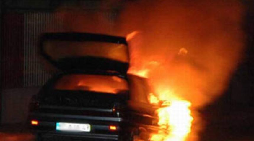 Fransa'da yılbaşı gecesi 300'den fazla ara&ccedil; ateşe verildi