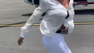 Sosyal medyada fenomeni Francia James lüks eğlencelerine bir yenisini daha ekledi! Helikopterin rüzgarına karşı koşarken düğmeleri pes etti