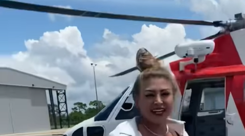 Sosyal medyada fenomeni Francia James lüks eğlencelerine bir yenisini daha ekledi! Helikopterin rüzgarına karşı koşarken düğmeleri pes etti