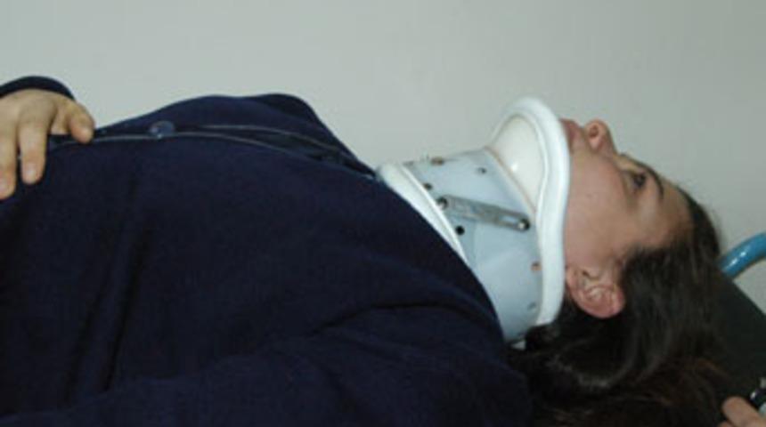 2 &ouml;ğrencinin &uuml;zerine reklam tabelası d&uuml;şt&uuml;