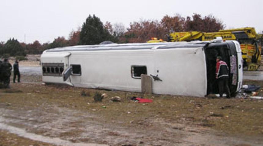 &Ouml;ğrenci otob&uuml;s&uuml; takla attı: 21 yaralı