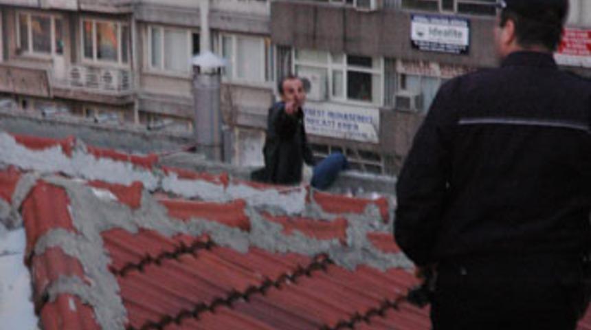 Kızını g&ouml;remeyince &ccedil;atıya &ccedil;ıktı