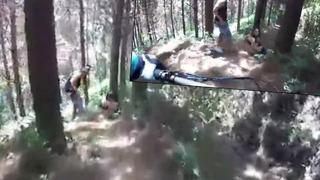 Kask kamerasına saniye saniye yansıdı! Dağ bisikletçisi yanlışlıkla ormanda cinsel ilişkiye giren çifte çarpacaktı