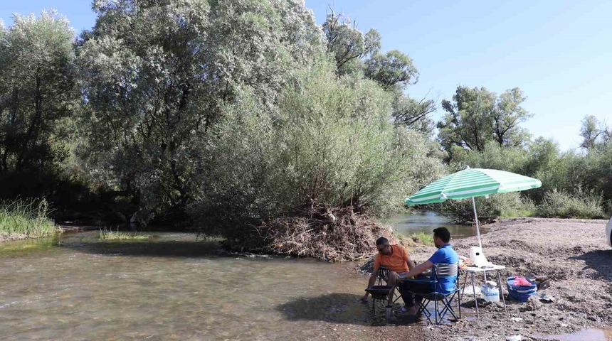 Tatile gidemeyenler akın ediyorlar, eşsiz doğası ve serin suyuyla ferahlıyorlar