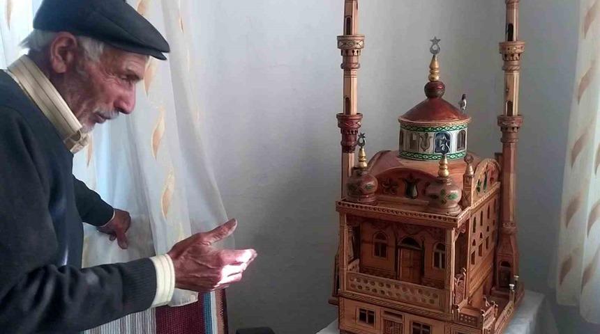 Odun par&ccedil;alarını adeta sanata d&ouml;n&uuml;şt&uuml;r&uuml;yor