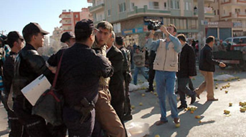 Mersin'de &ccedil;ift&ccedil;i mitinginde olay