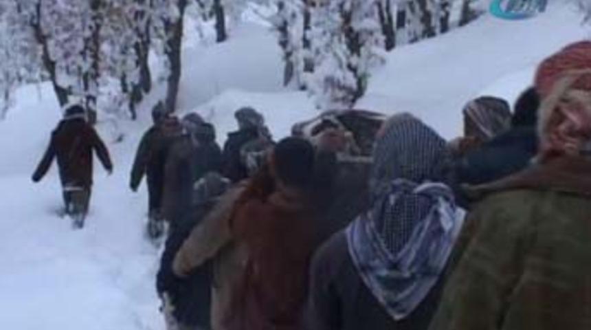 Karla kaplı yolda yaşam m&uuml;cadelesi