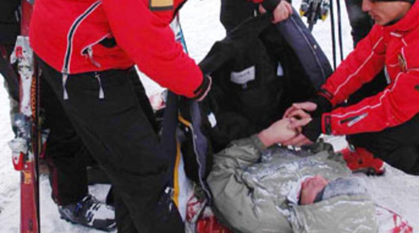 Kayak yaparken &ccedil;arpışan kayak&ccedil;ılar yaralandı