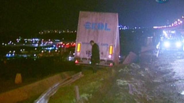 3 arac yandı, 4 kişi yaralandı