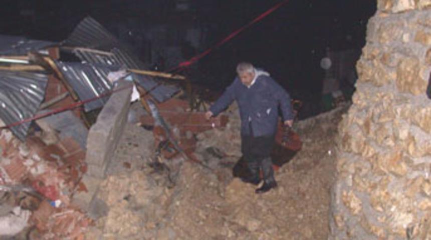 Şiddetli yağmur iki evi yıktı