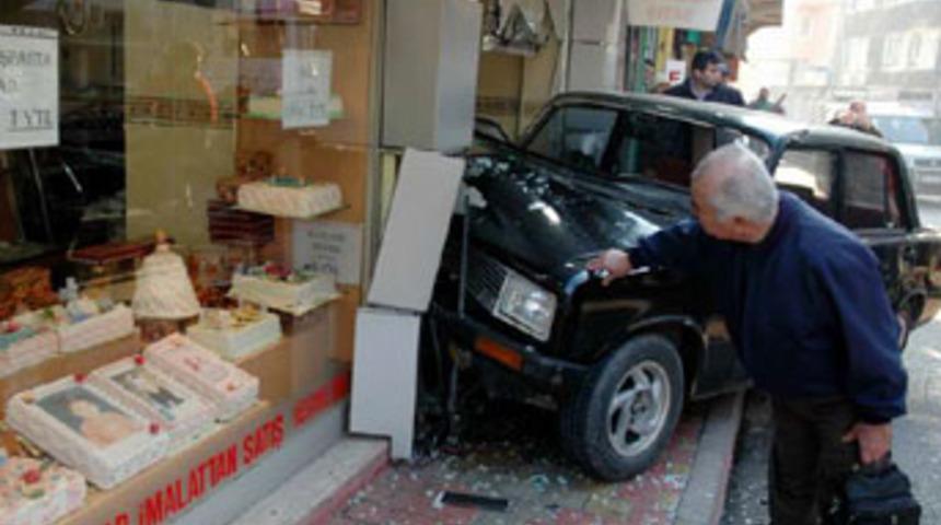 Pastaneye giren otomobil g&ouml;r&uuml;nt&uuml;lendi