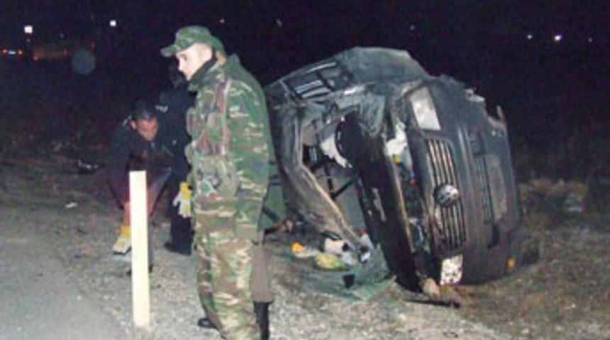 Polisten ka&ccedil;an minib&uuml;s takla attı