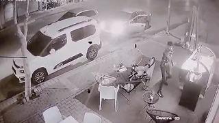 Pastanede silahlı saldırı dehşeti kamerada! Tartışıp kovaladığı kişiyi böyle vurdu