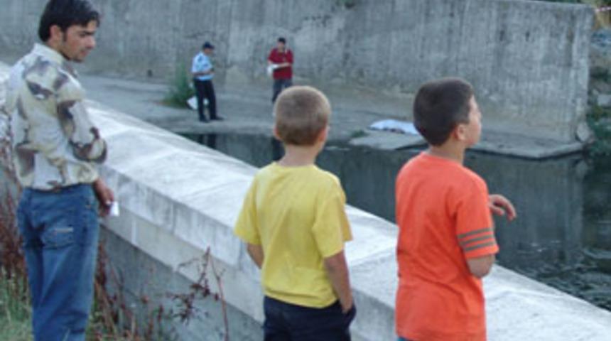 &Ccedil;ocukların y&uuml;zme yarışı &ouml;l&uuml;mle bitti