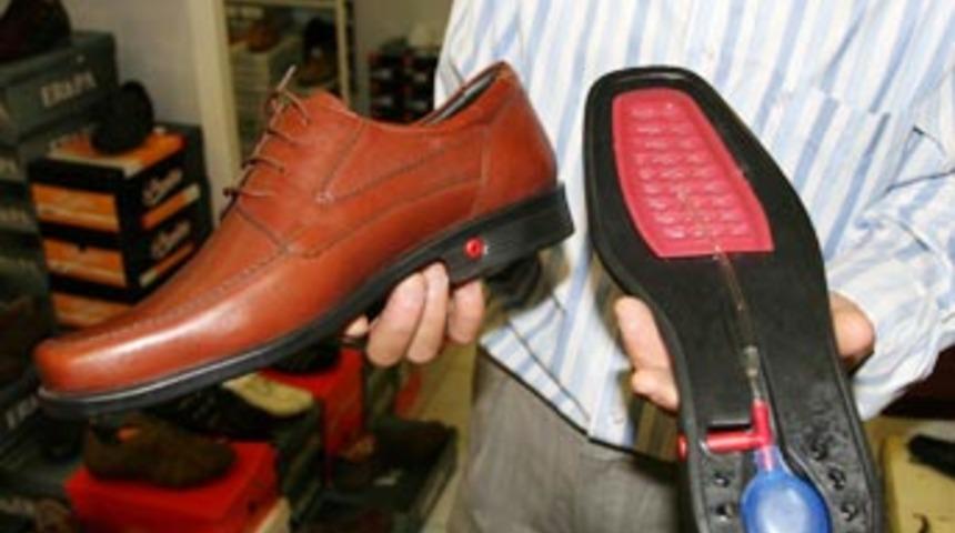 Ayak kokusunu &ouml;nleyen ayakkabı ilgi &ccedil;ekiyor