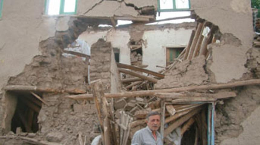 Elazığ'da hortum, iki katlı bir evi yıktı