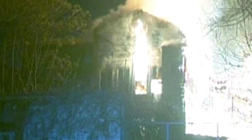 Fatih'te tarihi bir bina yandı