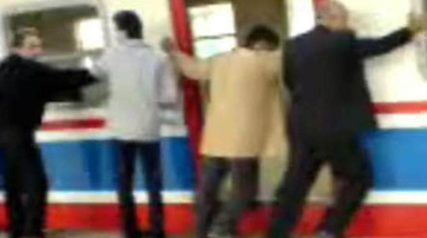 Haydarpaşa'da tren arızalandı haydi itmeye!