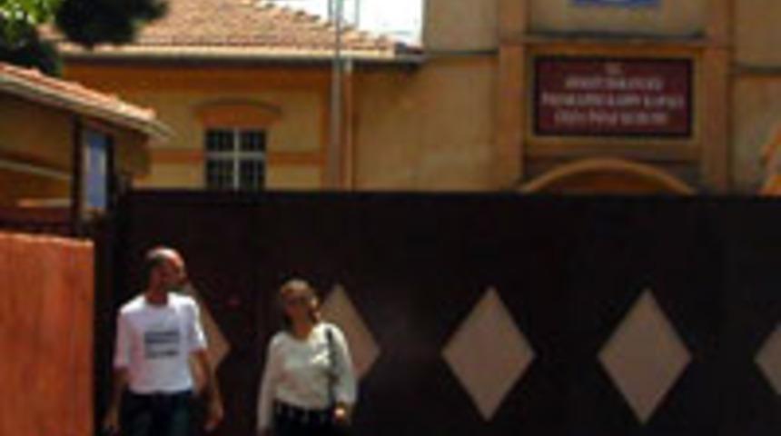 Annesinden Tuğba &Ouml;zay'a ziyaret