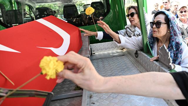 Usta senarist Safa Önal'ı sinemanın devleri uğurladı! Senaryolarında başrol Türkan Şoray ile Hülya Koçyiğit'indi...