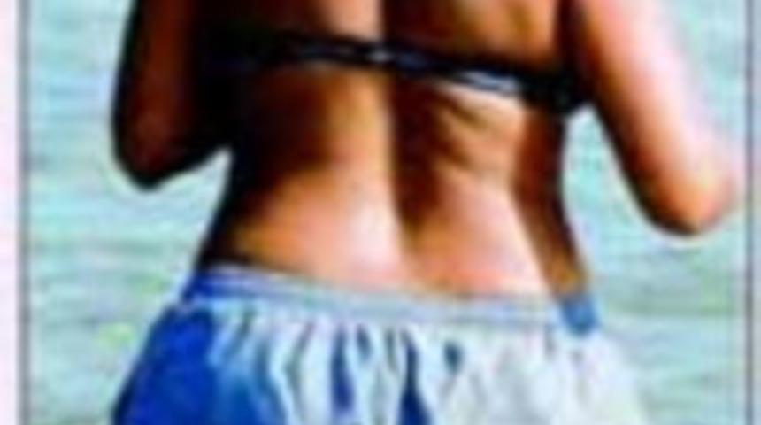 H&uuml;lya Avşar denize b&ouml;yle girdi