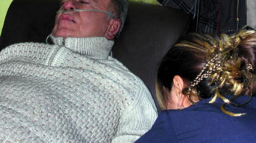 Torununu dumanların arasından kurtardı