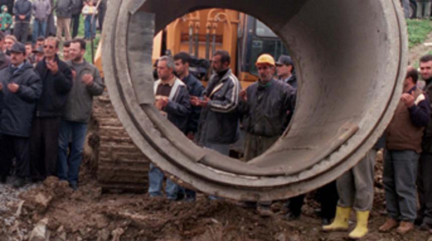 Kurbağalı Dere'ye siyan&uuml;r akıyor