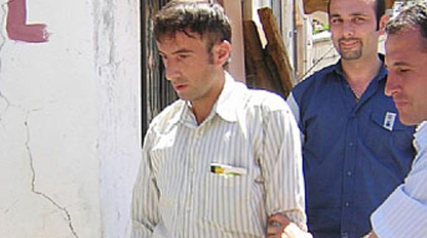 Kara &ccedil;arşafla dolaşan şahıs erkek &ccedil;ıktı