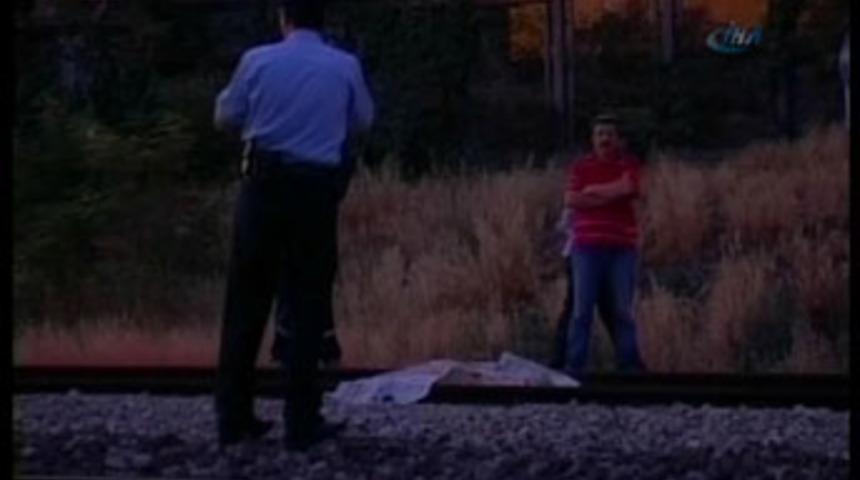 Başını raylara koyarak intihar etti