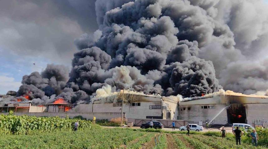 Bursa'da 10 fabrikayı etkileyen yangın kontrol altına alındı! 5 ilden destek geldi, soğutma çalışmaları sürüyor