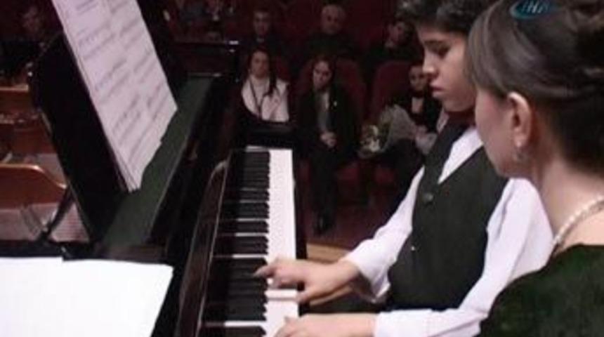 Otistik m&uuml;zik dehasından piyano resitali