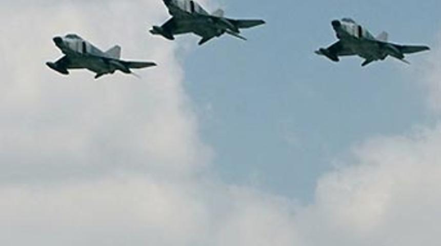 T&uuml;rk savaş u&ccedil;akları Irak sınırına y&ouml;neldi