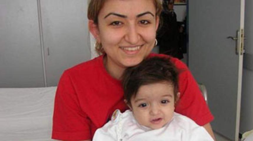 11 aylık Elif artık g&uuml;l&uuml;yor