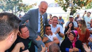 Zam kararından sonra belediye başkanını omuzlarda taşıdılar! En düşük maaş 18 bin 500 lira oldu