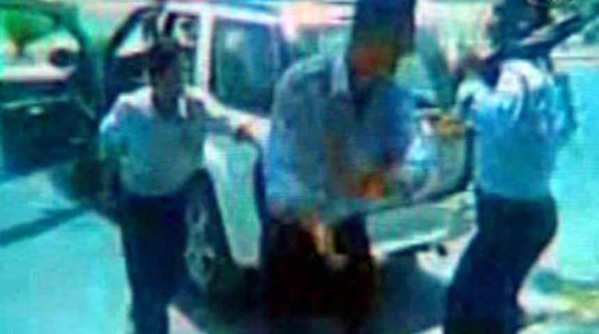 Yol ortasında dans eden Irak polisleri