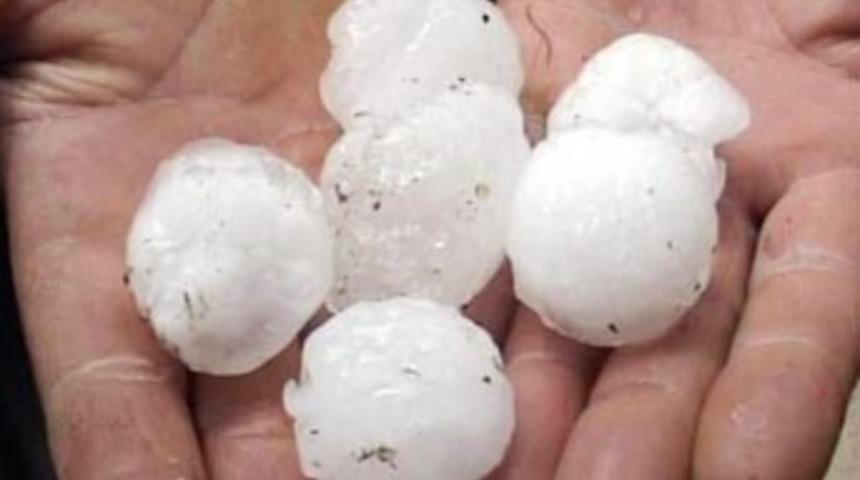 İstanbul'da ceviz b&uuml;y&uuml;kl&uuml;ğ&uuml;nde dolu yağdı