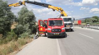 Konya'da dereye düşen hafif ticari araçtaki 3 kişi yaralandı