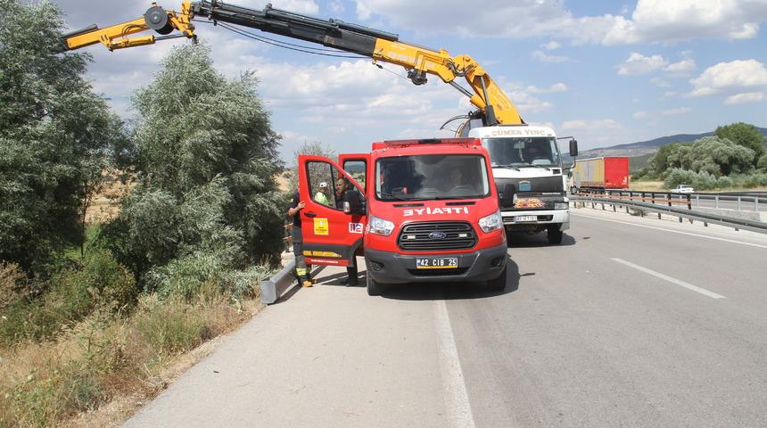 Konya'da dereye düşen hafif ticari araçtaki 3 kişi yaralandı