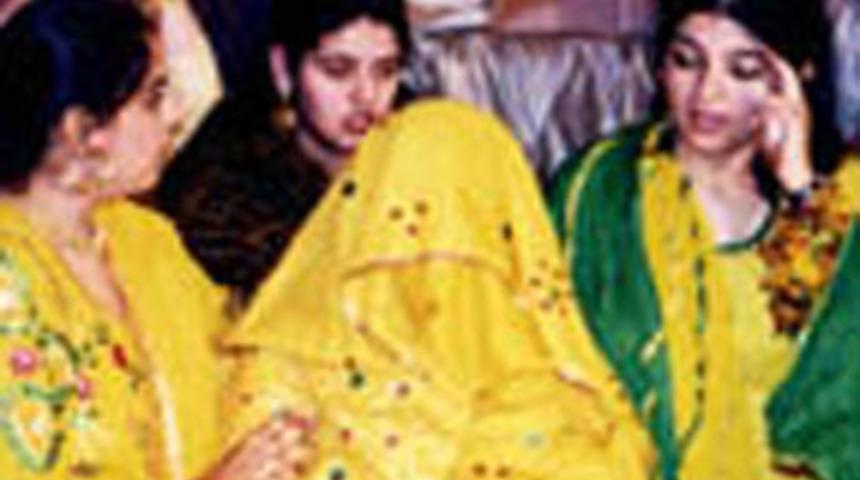 4 yaşındaki &ccedil;ocuğa 45 yaşında koca