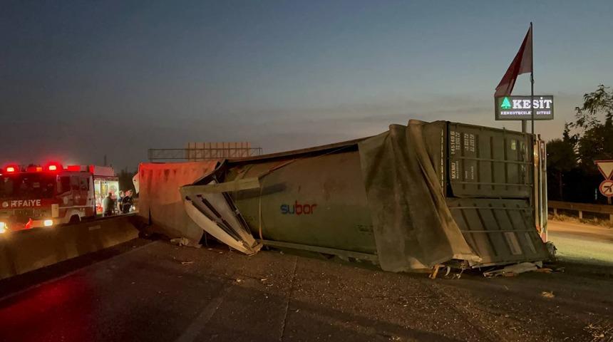 Kocaeli'de su borusu y&uuml;kl&uuml; tır devrildi 2 kişi yaralandı