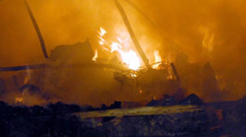 D&uuml;nyaca &uuml;nl&uuml; ağa&ccedil; evler alev alev yandı