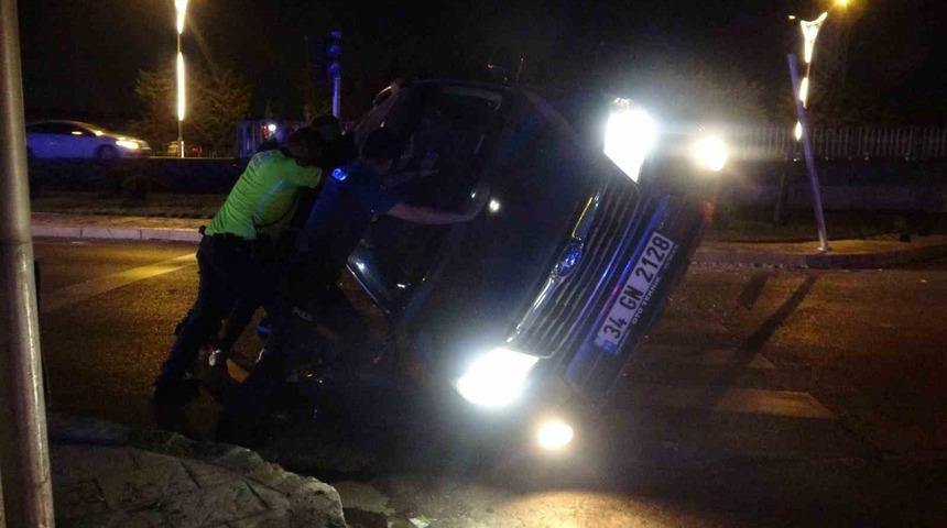 Alkollü sürücünün kullandığı cip sinyalizasyon direğine çarpıp böyle yan yattı