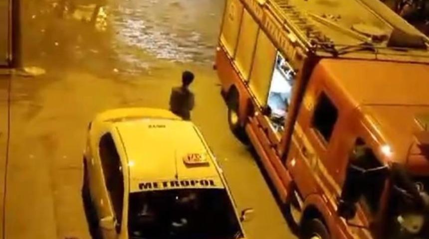 Diyarbakır’da çıkan yangında vatandaşlar çocuklarıyla binadan koşarak böyle çıktı