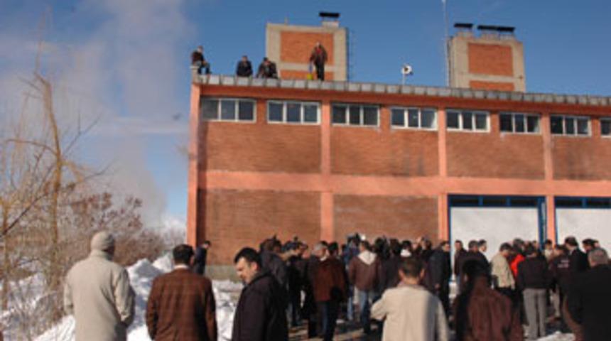 İş&ccedil;ilerden toplu intihar eylemi