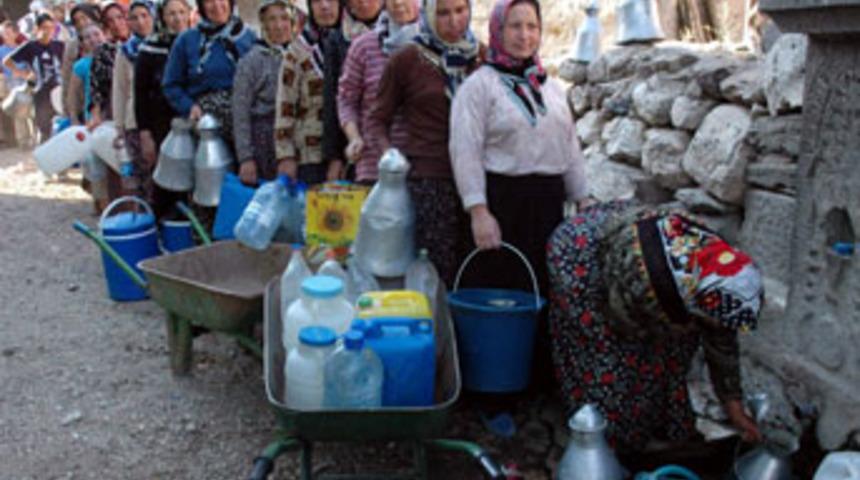 Susuz kalan kadınların dayak şikayeti