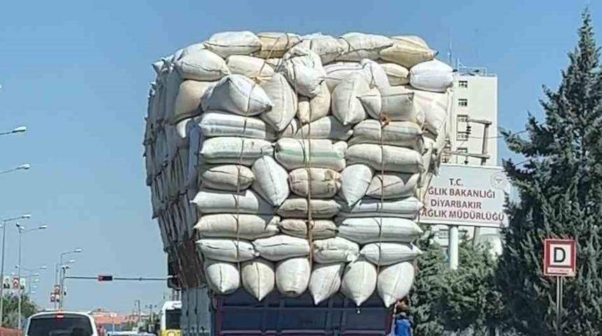 Saman yüklü kamyon trafiği tehlikeye attı