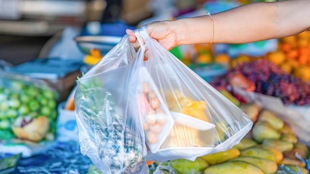 Plastik poşetlerle ilgili yeni karar Resmi Gazete’de yayımlandı! Zam geldi mi?