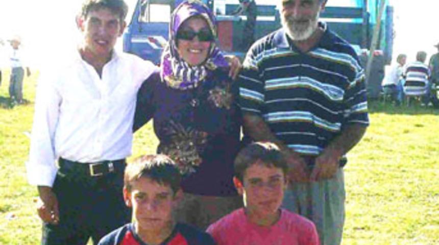 Ailesini &ouml;ld&uuml;r&uuml;p eşini aradı